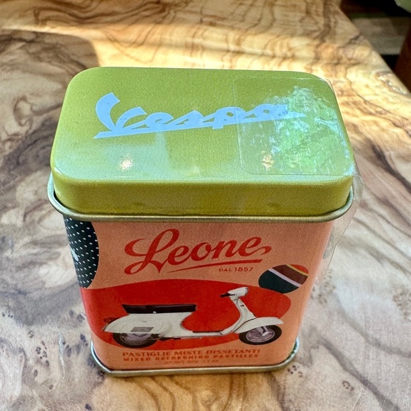 Vespa- Leone In Tin Box (Rare). NWT - Picture 4 of 6